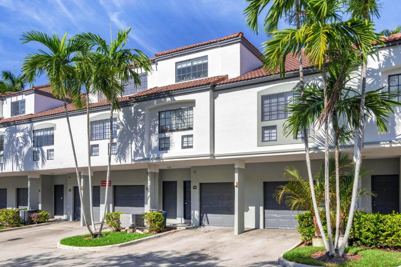 Modern Townhouse Apartments Near The Turnberry Golf Course, Aventura Mall, And Sunny Isles Beach Exterior photo